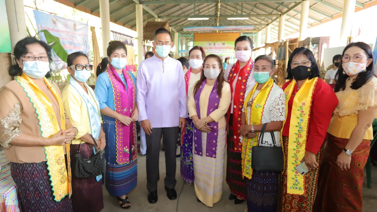 ปทุมธานีเร่งพัฒนาผ้าใยกล้วยบัวหลวงทอมาพัฒนาสู่สากล