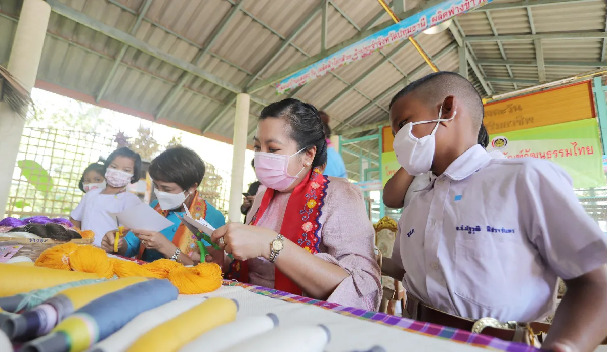 ปทุมธานีเร่งพัฒนาผ้าใยกล้วยบัวหลวงทอมาพัฒนาสู่สากล