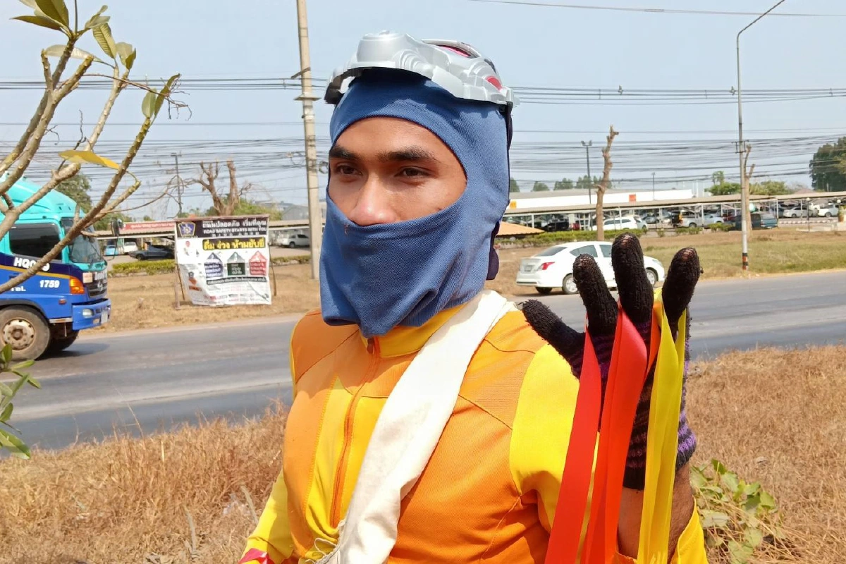 หนุ่มขายพวงมาลัยคนดีตามหาเจ้าของเงินจ่ายแบงก์ผิด