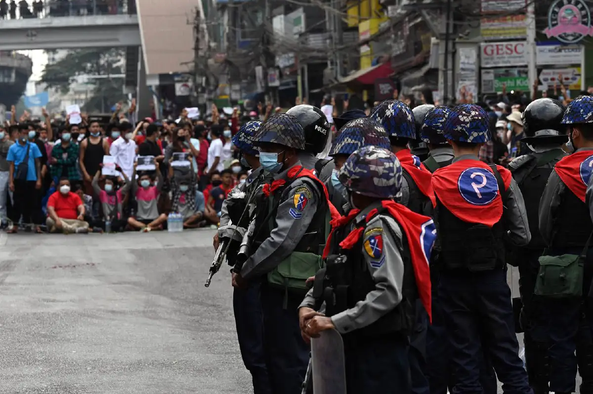 บรรยากาศชาวเมียนมาหลายพันลงถนนต้านรัฐประหารในย่างกุ้ง (ภาพชุด)