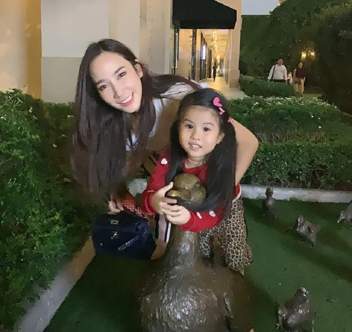 "อั้ม พัชราภา" ให้อั่งเปาล่วงหน้า “น้องมายู” งานนี้ “แม่เมย์” โชว์ให้เห็นแบงก์พันเป็นปึก