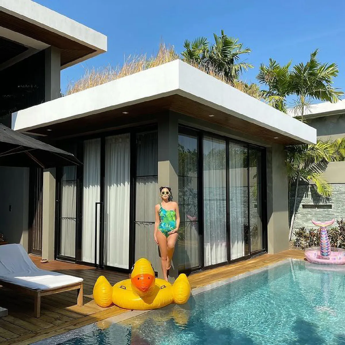 “วิกกี้” ขอแซ่บก่อนคลอดลูกคนที่สองในชุดว่ายเที่ยวทะเล แม่สวยมาก