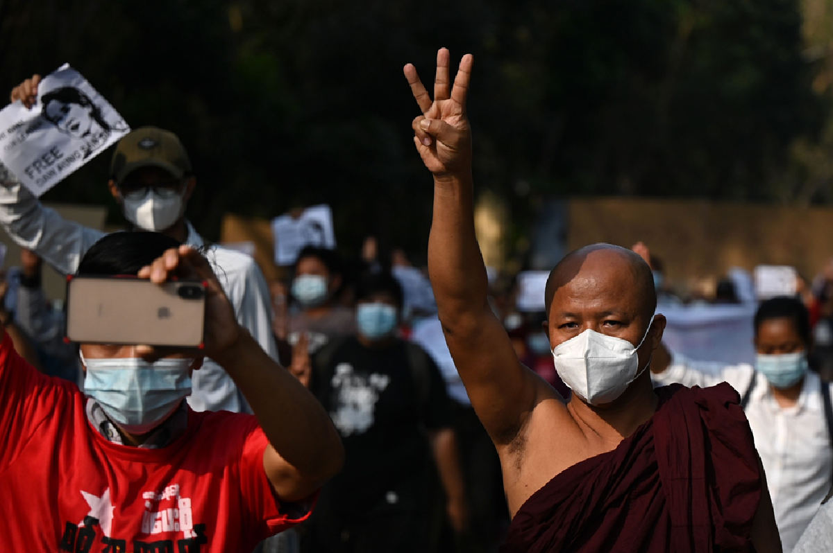 สามนิ้วทั้งแผ่นดิน เมียนมาไม่กลัวตัดเน็ตรวมพลังไล่เผด็จการ 