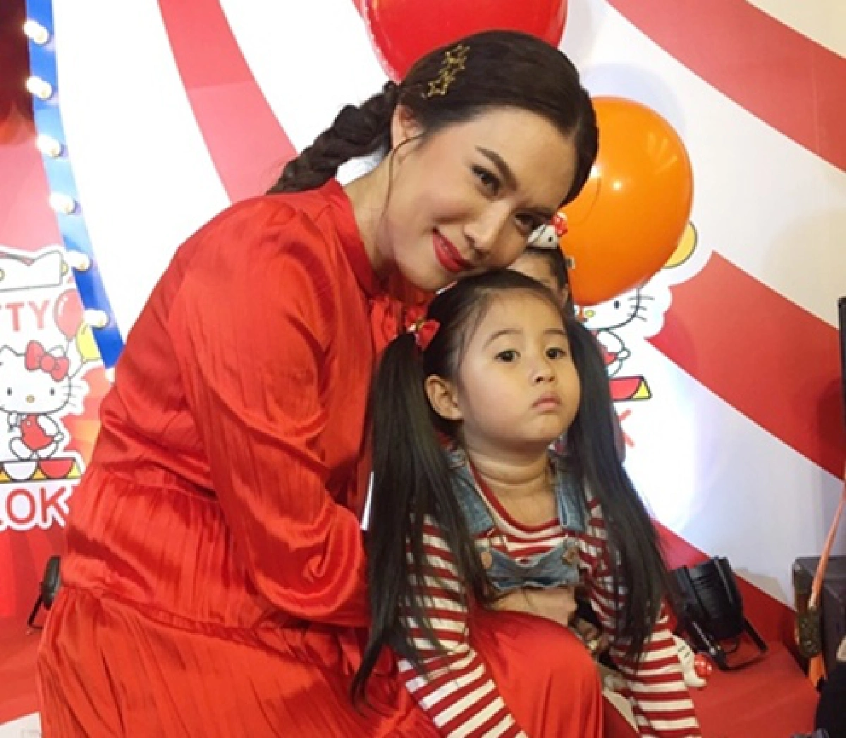 "อั้ม พัชราภา" ให้อั่งเปาล่วงหน้า “น้องมายู” งานนี้ “แม่เมย์” โชว์ให้เห็นแบงก์พันเป็นปึก