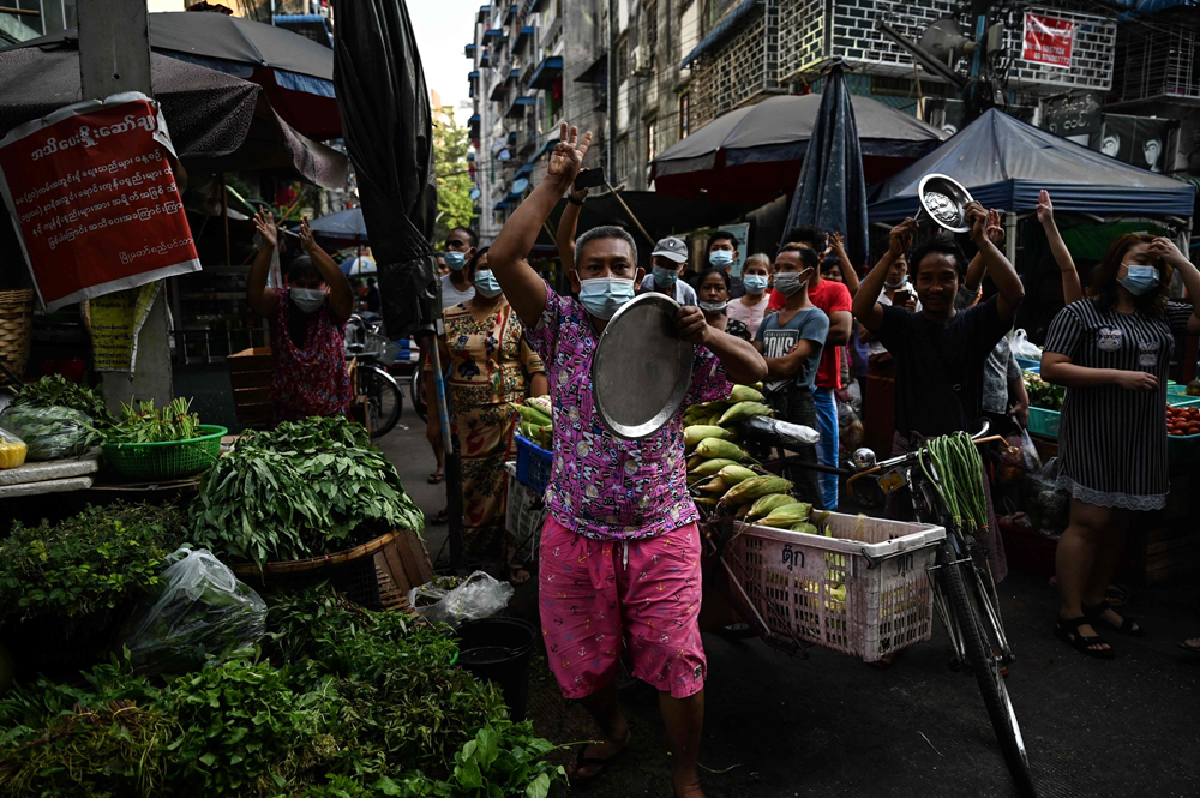 สามนิ้วทั้งแผ่นดิน เมียนมาไม่กลัวตัดเน็ตรวมพลังไล่เผด็จการ 