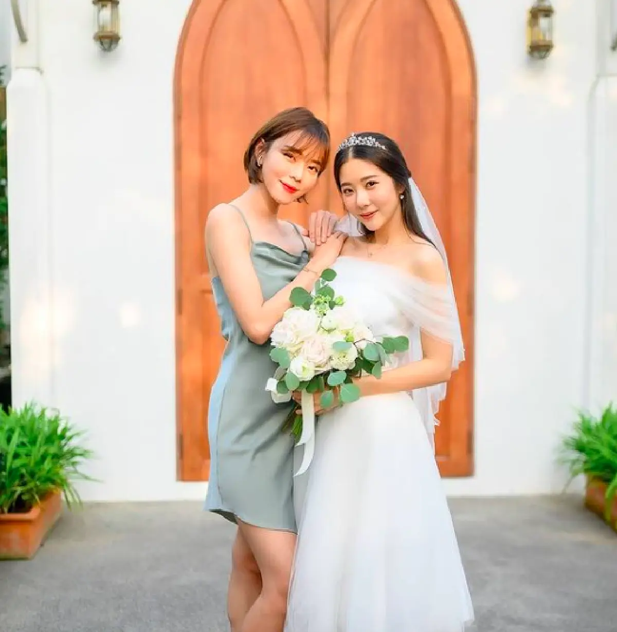 "เนย เนโกะจัมพ์" สุดแฮปปี้! เพื่อนๆ ทำเซอร์ไพรส์จัดงานแต่งเล็กๆ ให้ หลังถูกเลื่อนงานเป็นรอบที่ 3