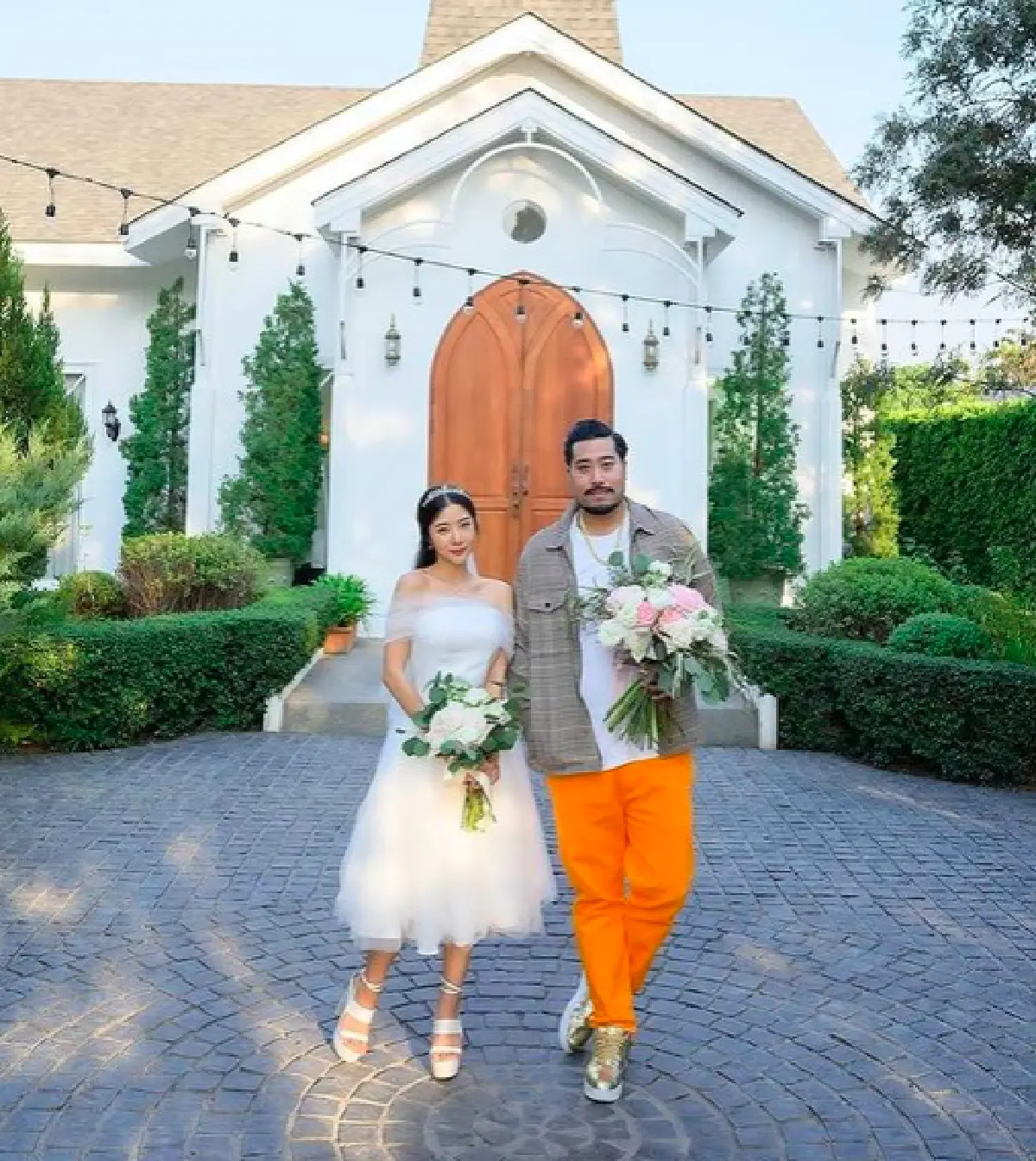 "เนย เนโกะจัมพ์" สุดแฮปปี้! เพื่อนๆ ทำเซอร์ไพรส์จัดงานแต่งเล็กๆ ให้ หลังถูกเลื่อนงานเป็นรอบที่ 3