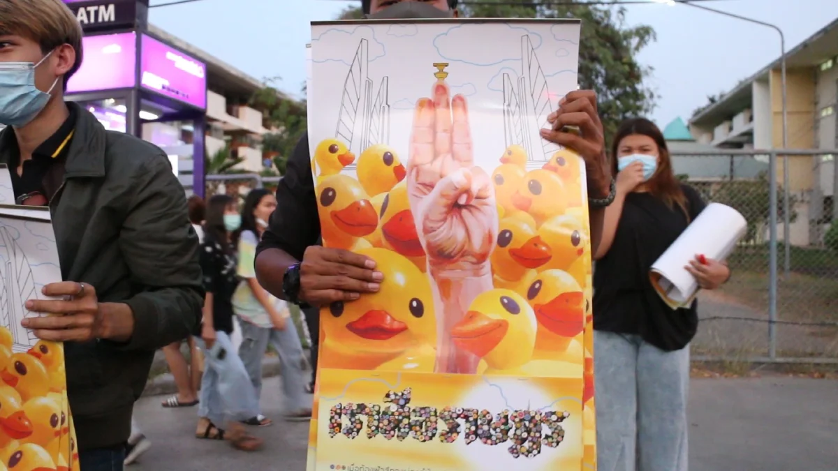 แจกปฏิทินเป็ดเหลืองให้คนขอนแก่นร่วมเขียนประวัติศาสตร์ชาติ