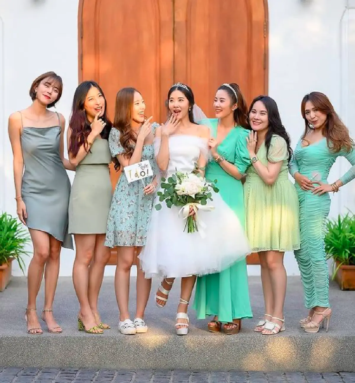 "เนย เนโกะจัมพ์" สุดแฮปปี้! เพื่อนๆ ทำเซอร์ไพรส์จัดงานแต่งเล็กๆ ให้ หลังถูกเลื่อนงานเป็นรอบที่ 3