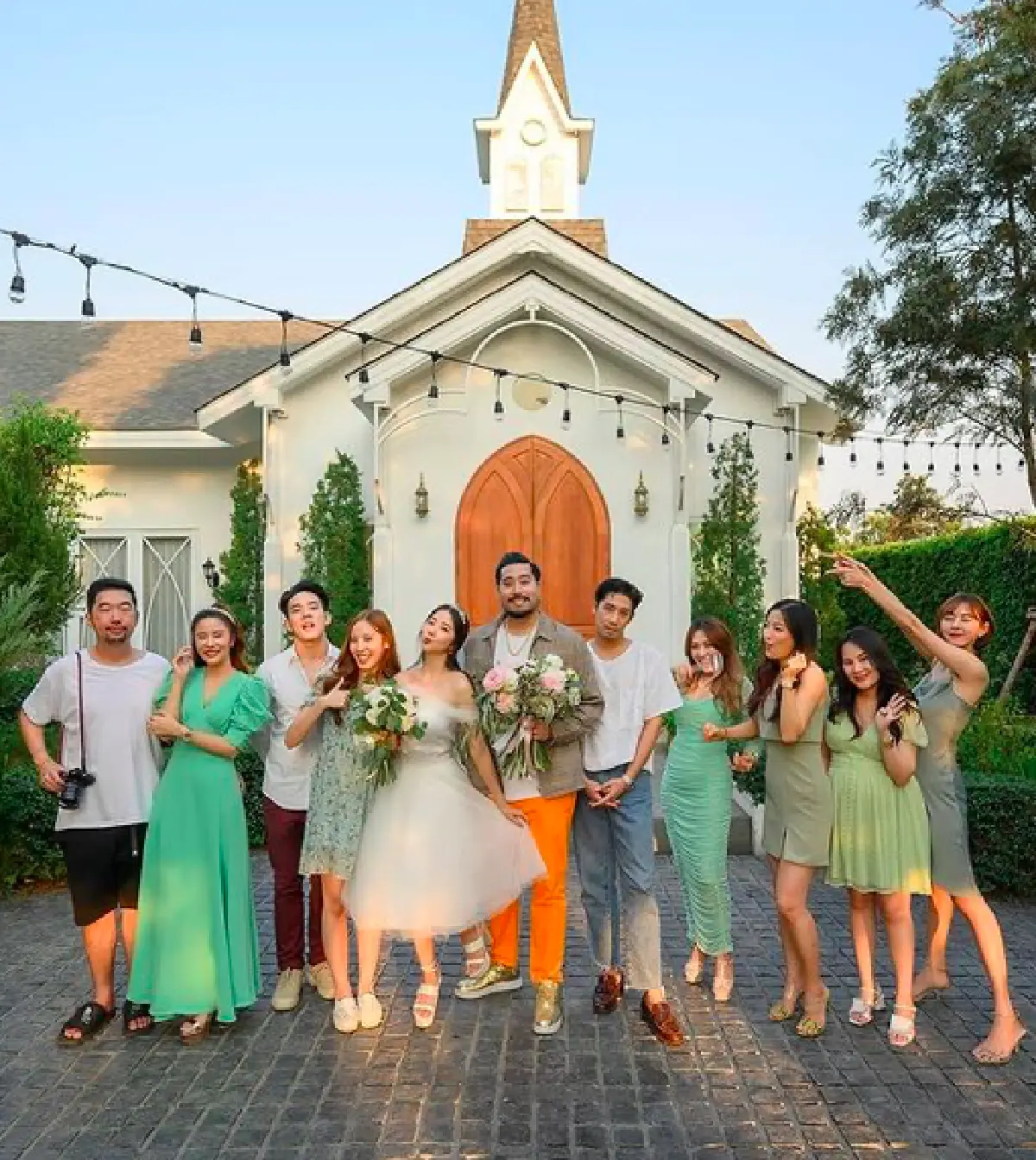 "เนย เนโกะจัมพ์" สุดแฮปปี้! เพื่อนๆ ทำเซอร์ไพรส์จัดงานแต่งเล็กๆ ให้ หลังถูกเลื่อนงานเป็นรอบที่ 3