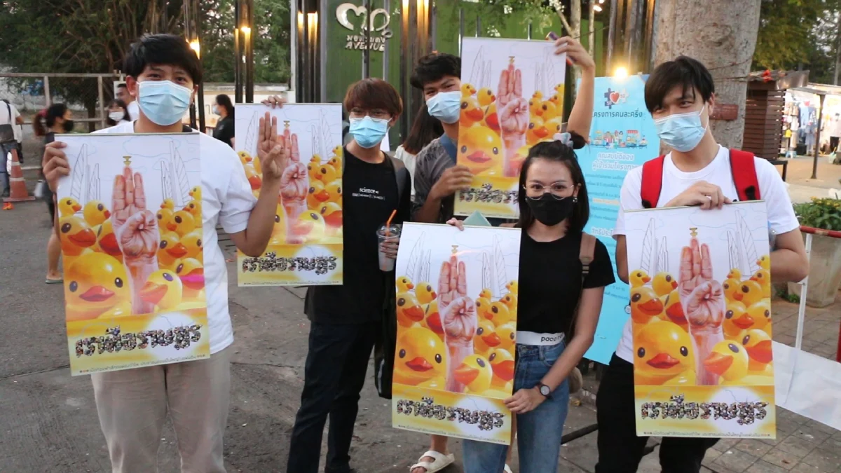 แจกปฏิทินเป็ดเหลืองให้คนขอนแก่นร่วมเขียนประวัติศาสตร์ชาติ