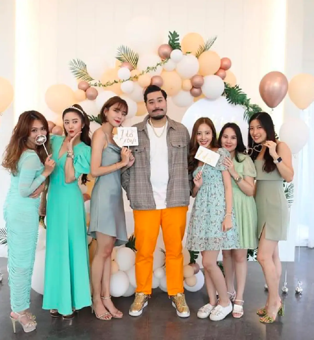 "เนย เนโกะจัมพ์" สุดแฮปปี้! เพื่อนๆ ทำเซอร์ไพรส์จัดงานแต่งเล็กๆ ให้ หลังถูกเลื่อนงานเป็นรอบที่ 3