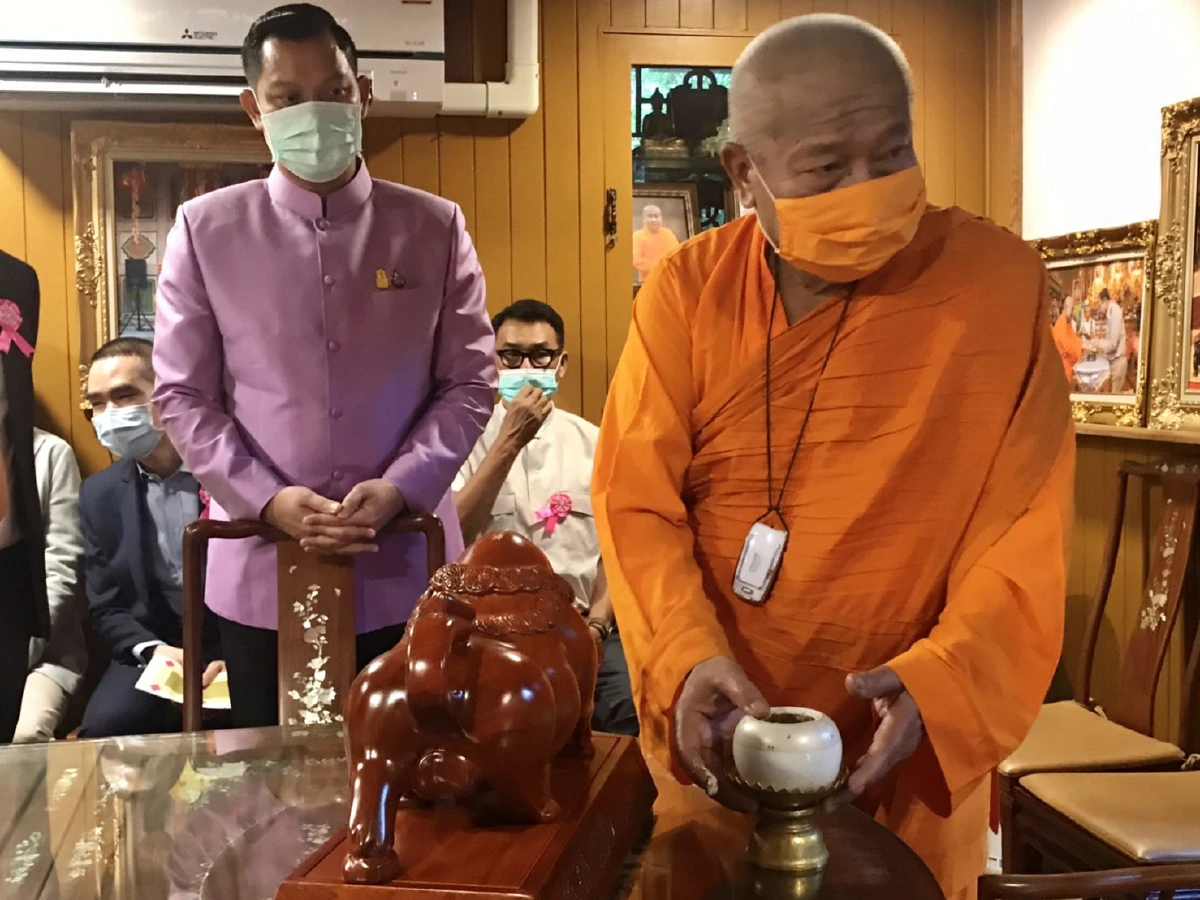 เจ้าอาวาสวัดเล่งเน่ยยี่อวยพร“บิ๊กตู่”มอบวัวกระทิงไม้-กระเช้า