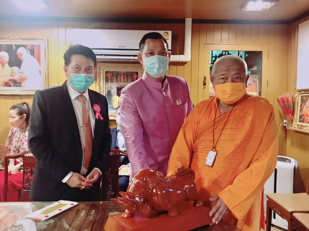 เจ้าอาวาสวัดเล่งเน่ยยี่อวยพร“บิ๊กตู่”มอบวัวกระทิงไม้-กระเช้า