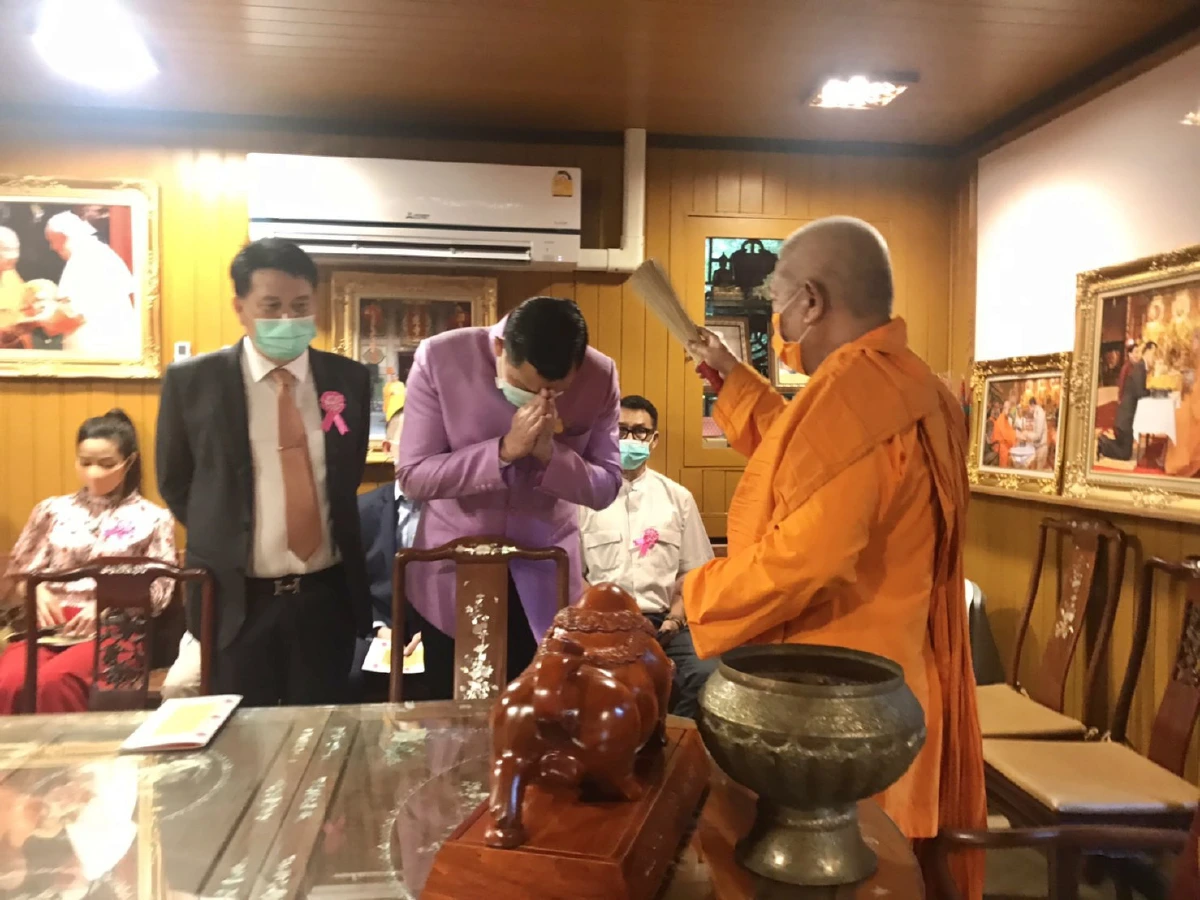 เจ้าอาวาสวัดเล่งเน่ยยี่อวยพร“บิ๊กตู่”มอบวัวกระทิงไม้-กระเช้า