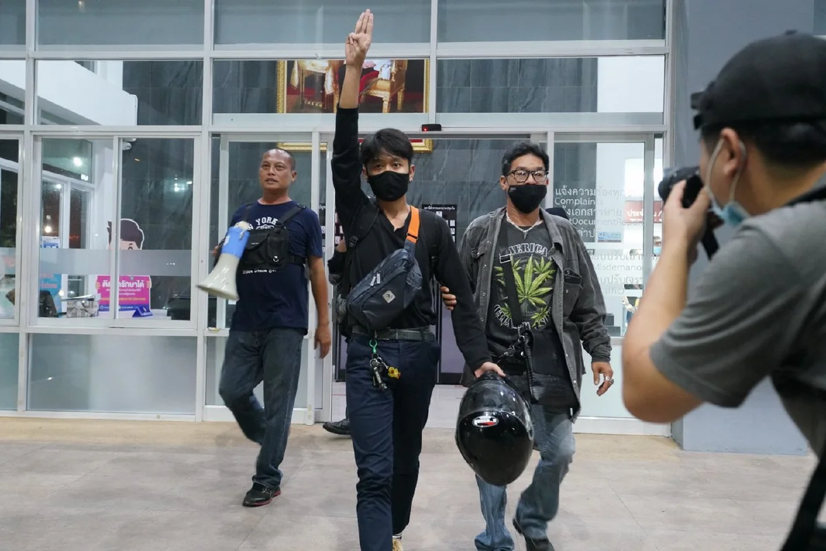 ม็อบราษฎรสลายตัวแล้ว หลังตร.ปล่อยผู้ชุมนุมที่ถูกจับ