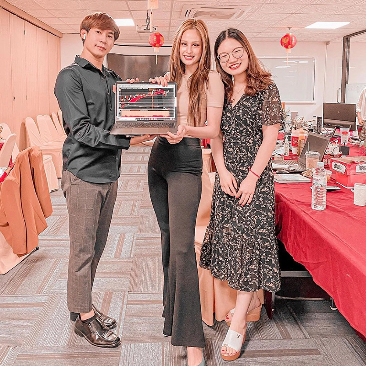  “ขวัญ อุษามณี” โพสต์ภาพสวยเหมือนตุ๊กตาบาร์บี้ แต่ชาวเน็ตกลับทักทำไมด้านหลังดูเบี้ยวๆ 