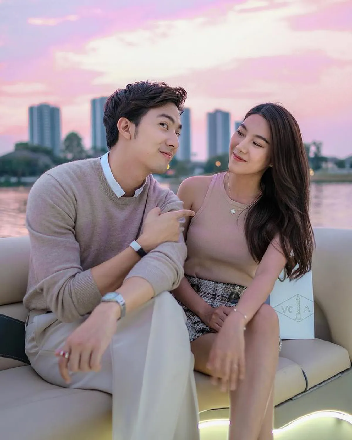 ส่องภาพหวาน กั้ง เดอะสตาร์ ควงแขน สไมล์ ล่องเรือฉลองวันเกิดสุดโรแมนติก