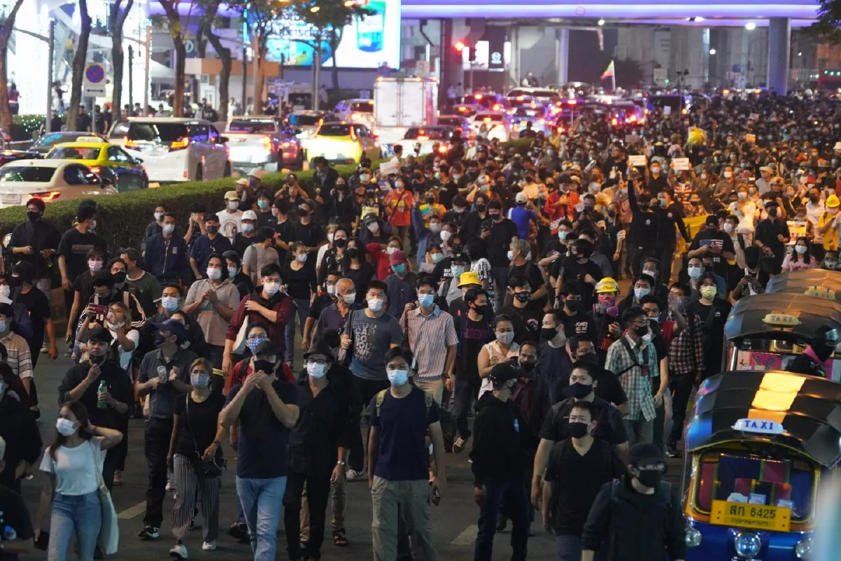 กลุ่มราษฎรเดินขบวนไปหน้าสน.ปทุมวัน จี้ปล่อยตัวผู้ชุมนุม