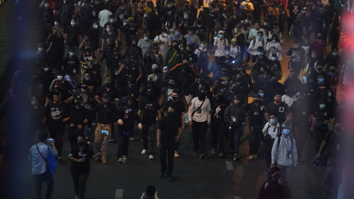 กลุ่มราษฎรเดินขบวนไปหน้าสน.ปทุมวัน จี้ปล่อยตัวผู้ชุมนุม