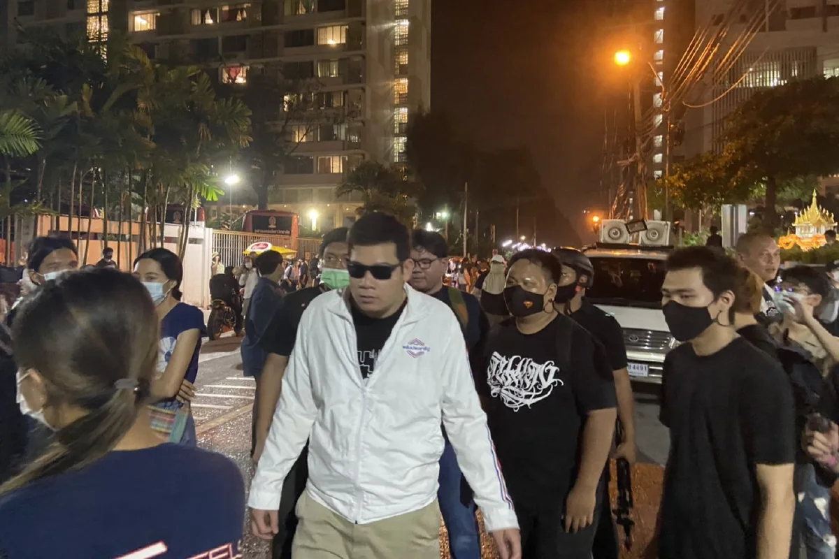 ม็อบราษฎรสลายตัวแล้ว หลังตร.ปล่อยผู้ชุมนุมที่ถูกจับ