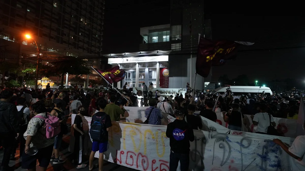 กลุ่มราษฎรเดินขบวนไปหน้าสน.ปทุมวัน จี้ปล่อยตัวผู้ชุมนุม