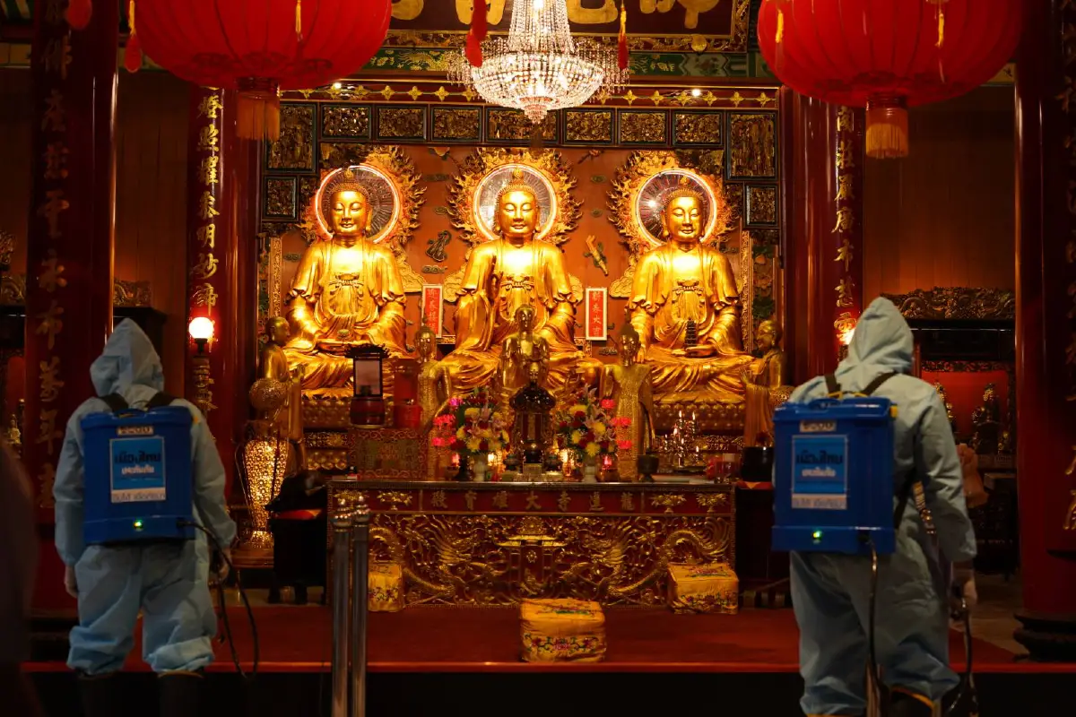 ตรุษจีนอุ่นใจ เมืองไทยประกันภัย ส่งอาสาฉีดพ่นฆ่าเชื้อโควิด-19 ห้าวัดดัง
