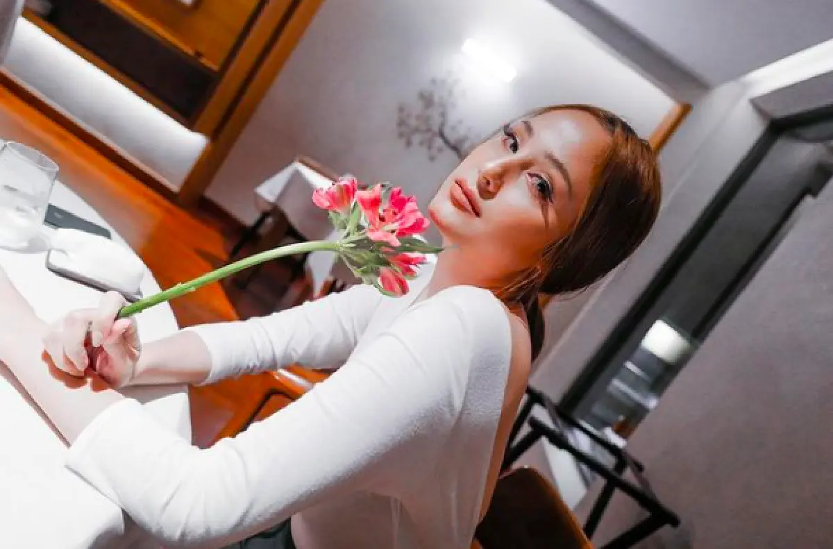  “ขวัญ อุษามณี” โพสต์ภาพสวยเหมือนตุ๊กตาบาร์บี้ แต่ชาวเน็ตกลับทักทำไมด้านหลังดูเบี้ยวๆ 