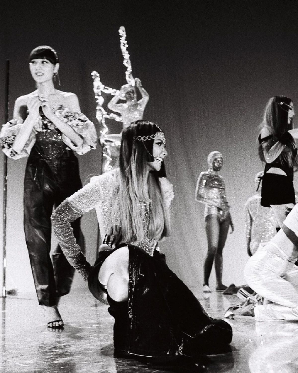 แก้ม วิชญาณี ปล่อยภาพเบื้องหลัง 2021 ราตรี กว่าจะเป็นเอ็มวีสุดปัง