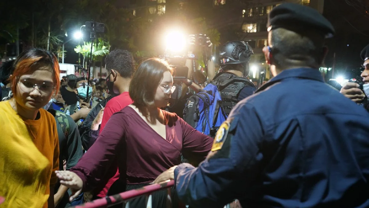 กลุ่มราษฎรเดินขบวนไปหน้าสน.ปทุมวัน จี้ปล่อยตัวผู้ชุมนุม