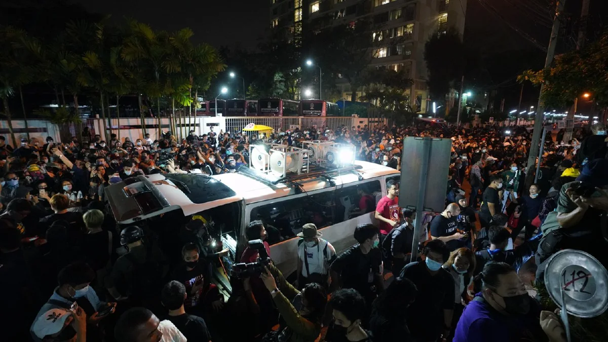 กลุ่มราษฎรเดินขบวนไปหน้าสน.ปทุมวัน จี้ปล่อยตัวผู้ชุมนุม