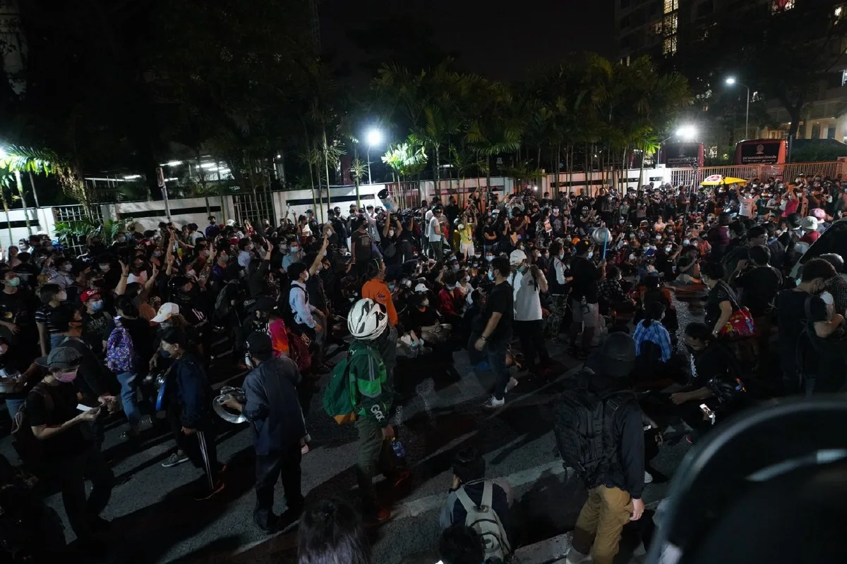 ม็อบราษฎรสลายตัวแล้ว หลังตร.ปล่อยผู้ชุมนุมที่ถูกจับ