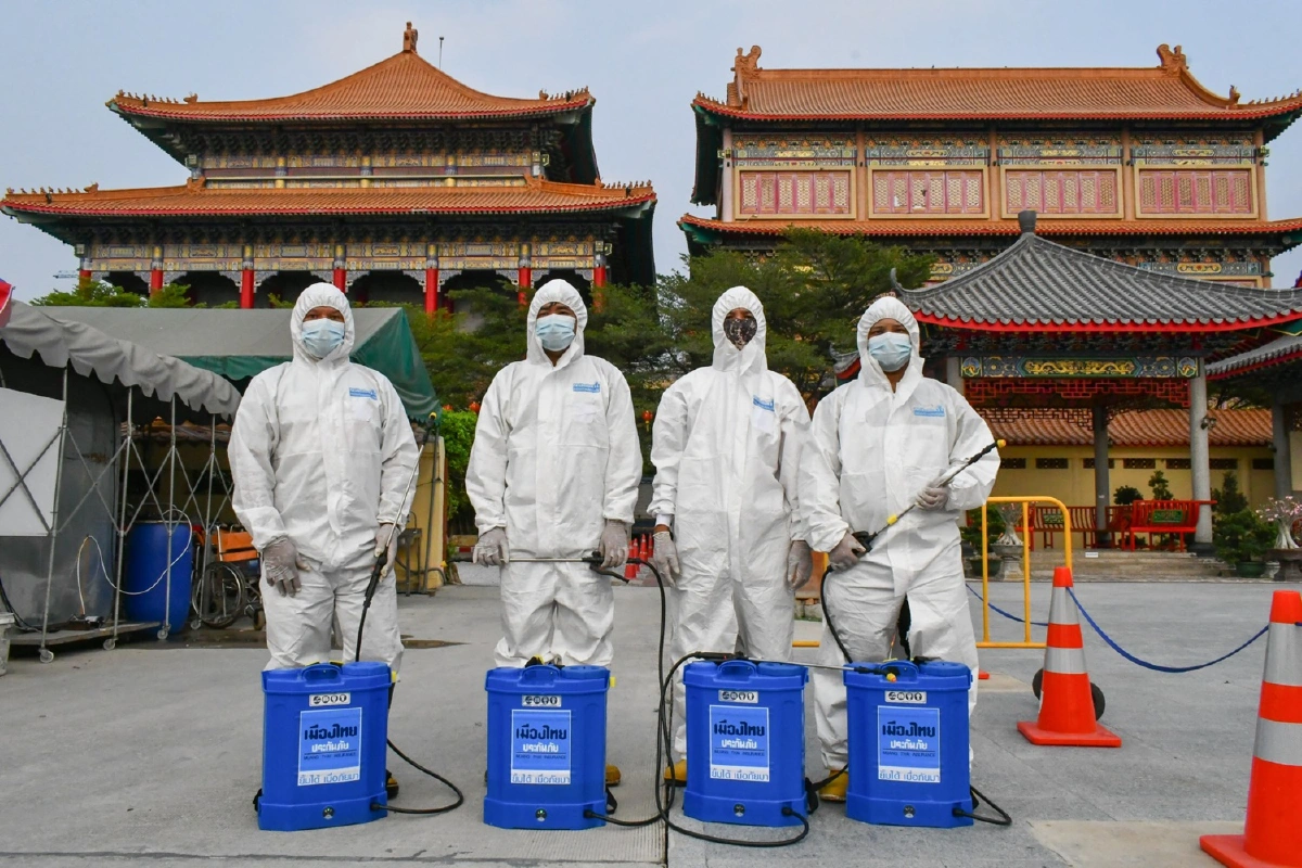 ตรุษจีนอุ่นใจ เมืองไทยประกันภัย ส่งอาสาฉีดพ่นฆ่าเชื้อโควิด-19 ห้าวัดดัง