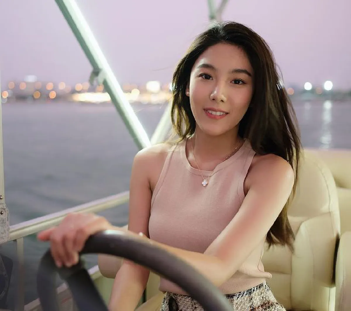 ส่องภาพหวาน กั้ง เดอะสตาร์ ควงแขน สไมล์ ล่องเรือฉลองวันเกิดสุดโรแมนติก