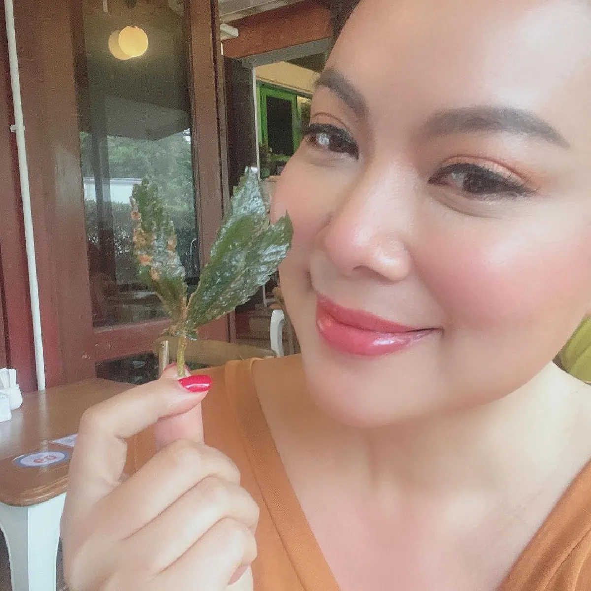 “บุ๋ม ปนัดดา” เดินทางไปทานอาหารผสมกัญชา พร้อมกับรีวิวสั้นๆ 