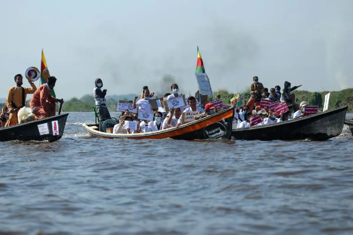 สีสันม็อบเมียนมาประท้วงกลางทะเสสาบ-กินหมูกระทะหน้าสถานทูตจีน