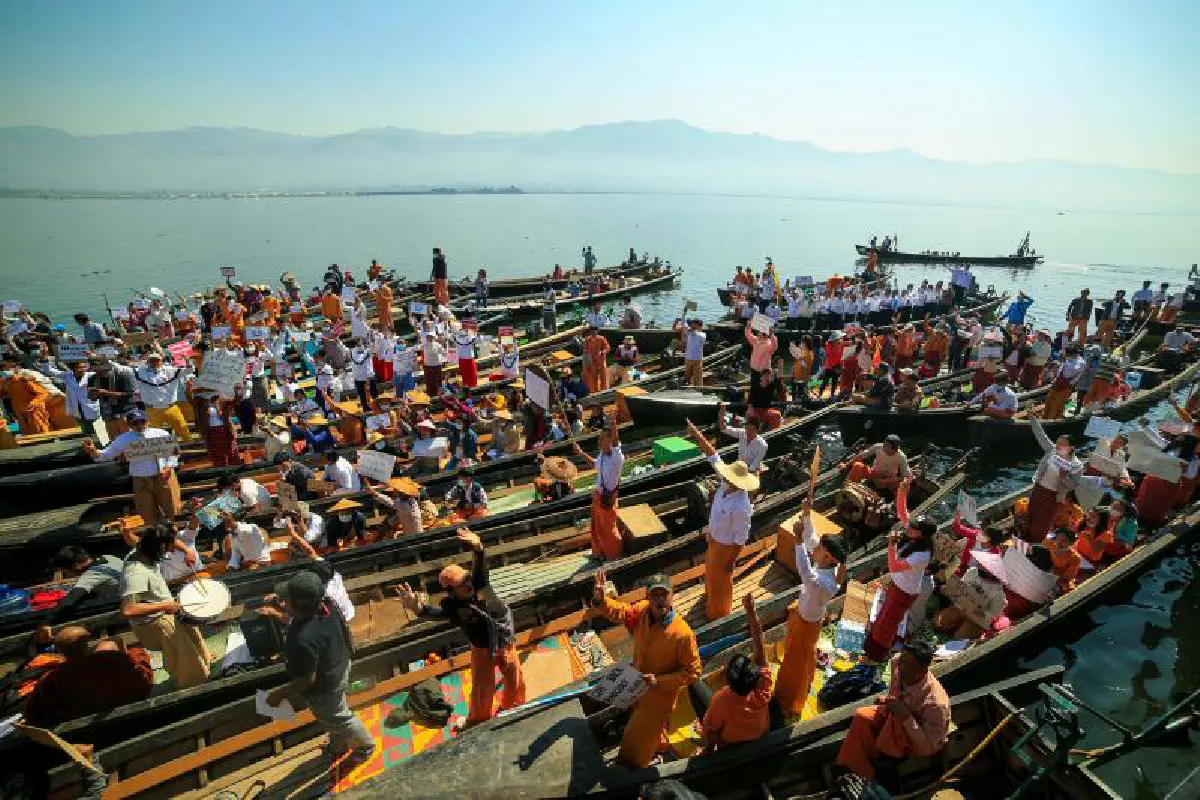 สีสันม็อบเมียนมาประท้วงกลางทะเสสาบ-กินหมูกระทะหน้าสถานทูตจีน