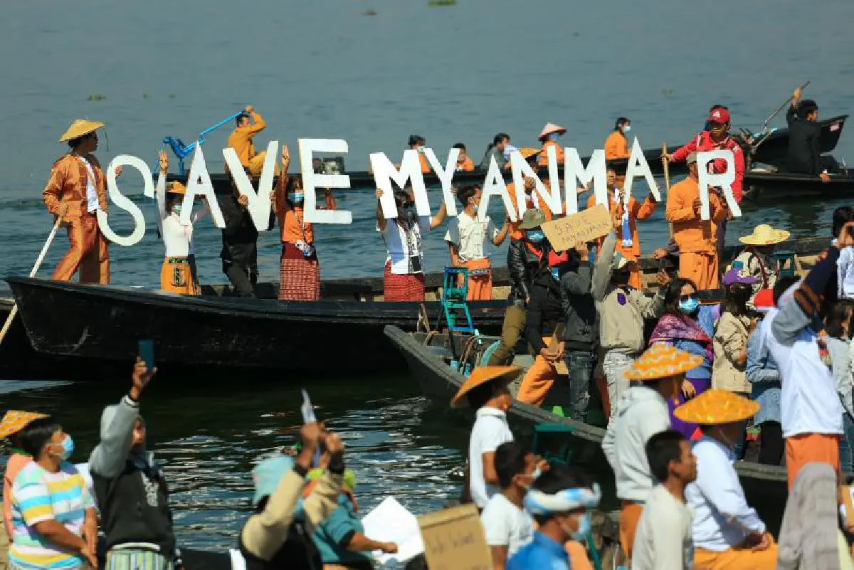 สีสันม็อบเมียนมาประท้วงกลางทะเสสาบ-กินหมูกระทะหน้าสถานทูตจีน