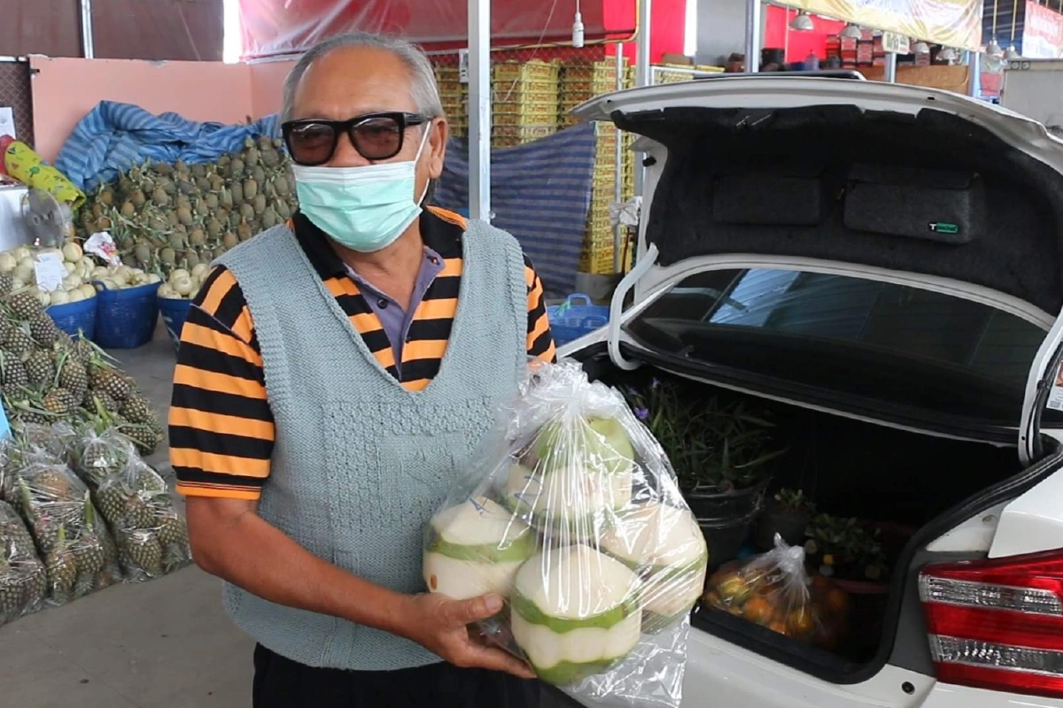 หวังเพิ่มแรงสะกิด! หนุ่มขอนแก่นแห่ซื้อน้ำมะพร้าวดื่ม