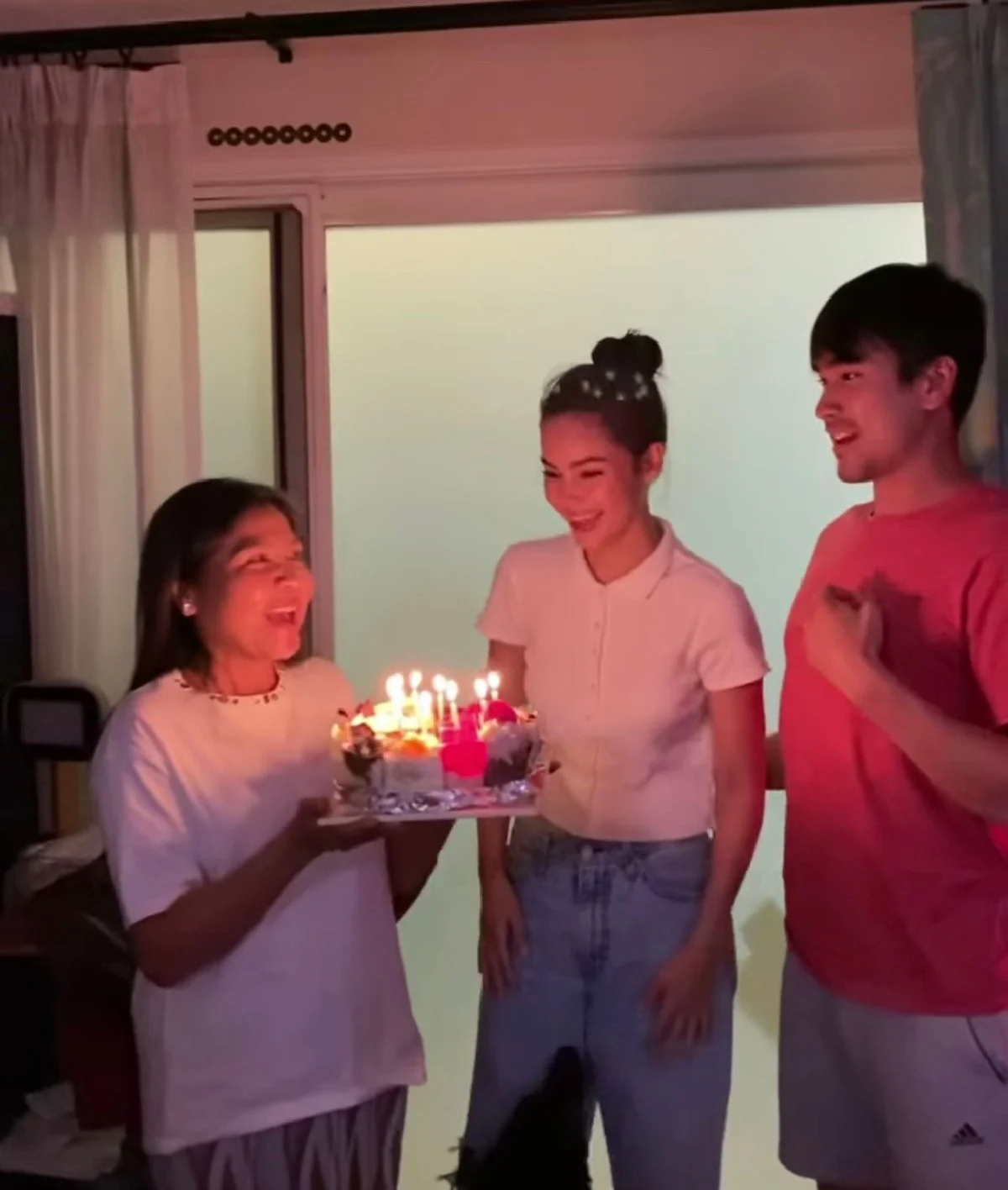 ญาญ่า บุกถึงบ้าน ณเดชน์ ยกเค้กเซอร์ไพรส์วันเกิด แม่แก้ว