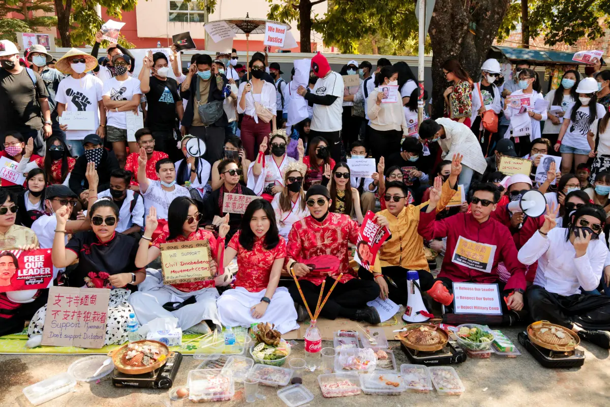 สีสันม็อบเมียนมาประท้วงกลางทะเสสาบ-กินหมูกระทะหน้าสถานทูตจีน