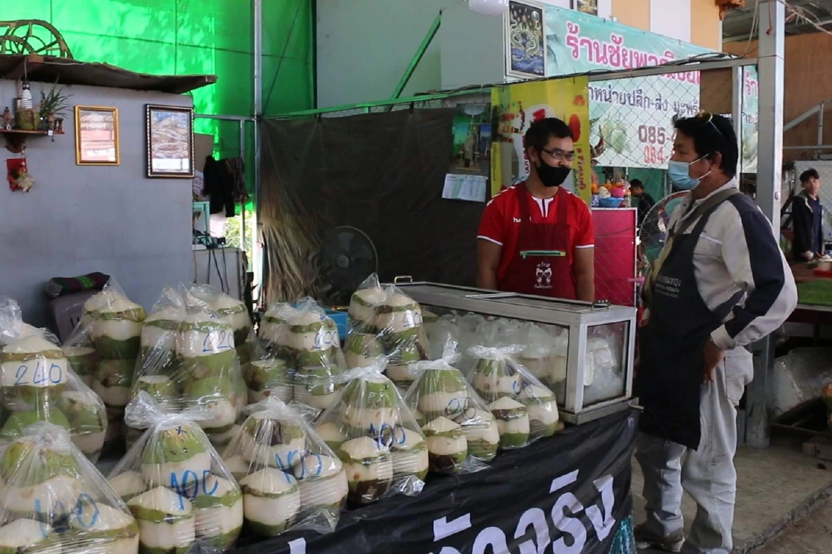 หวังเพิ่มแรงสะกิด! หนุ่มขอนแก่นแห่ซื้อน้ำมะพร้าวดื่ม