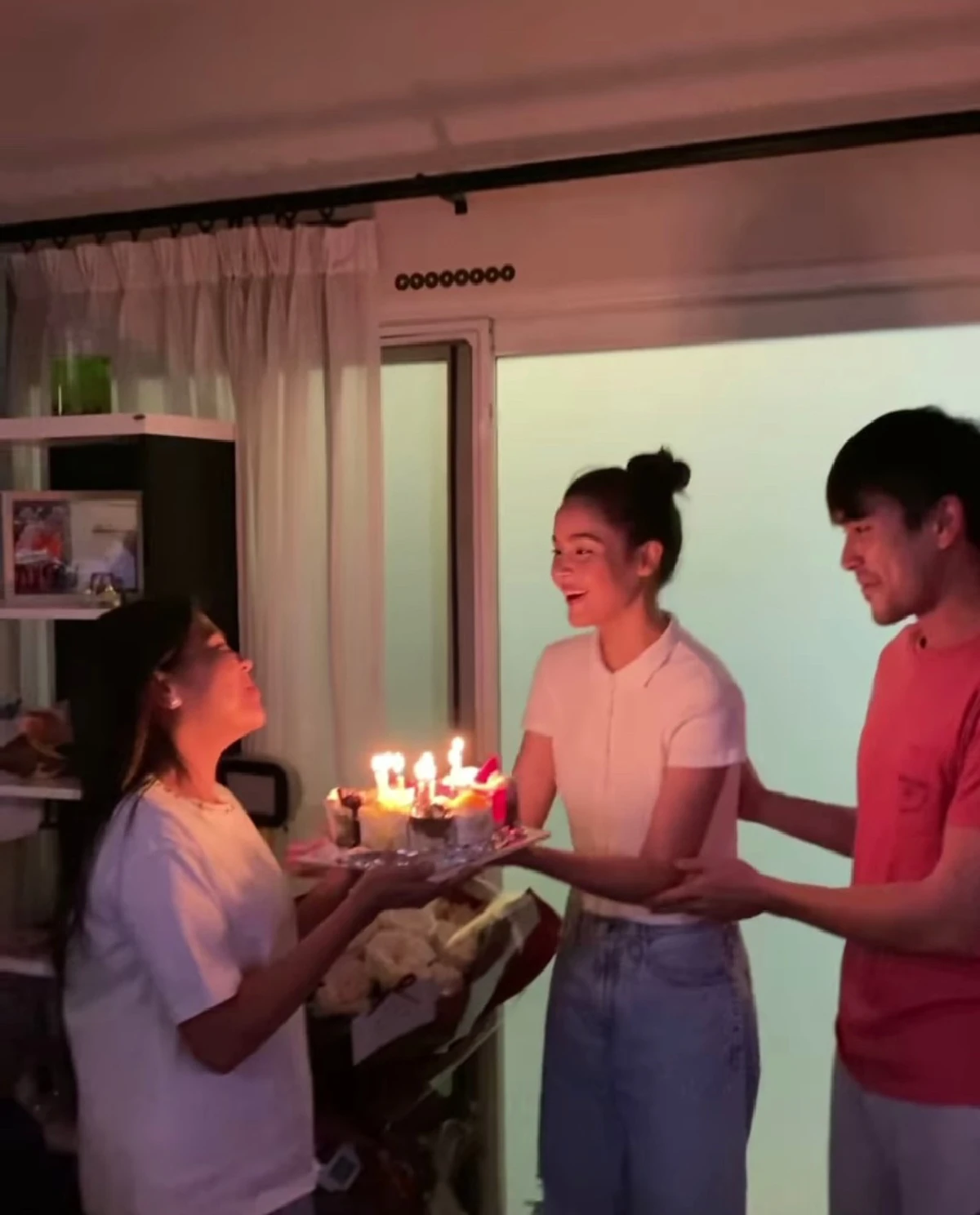 ญาญ่า บุกถึงบ้าน ณเดชน์ ยกเค้กเซอร์ไพรส์วันเกิด แม่แก้ว