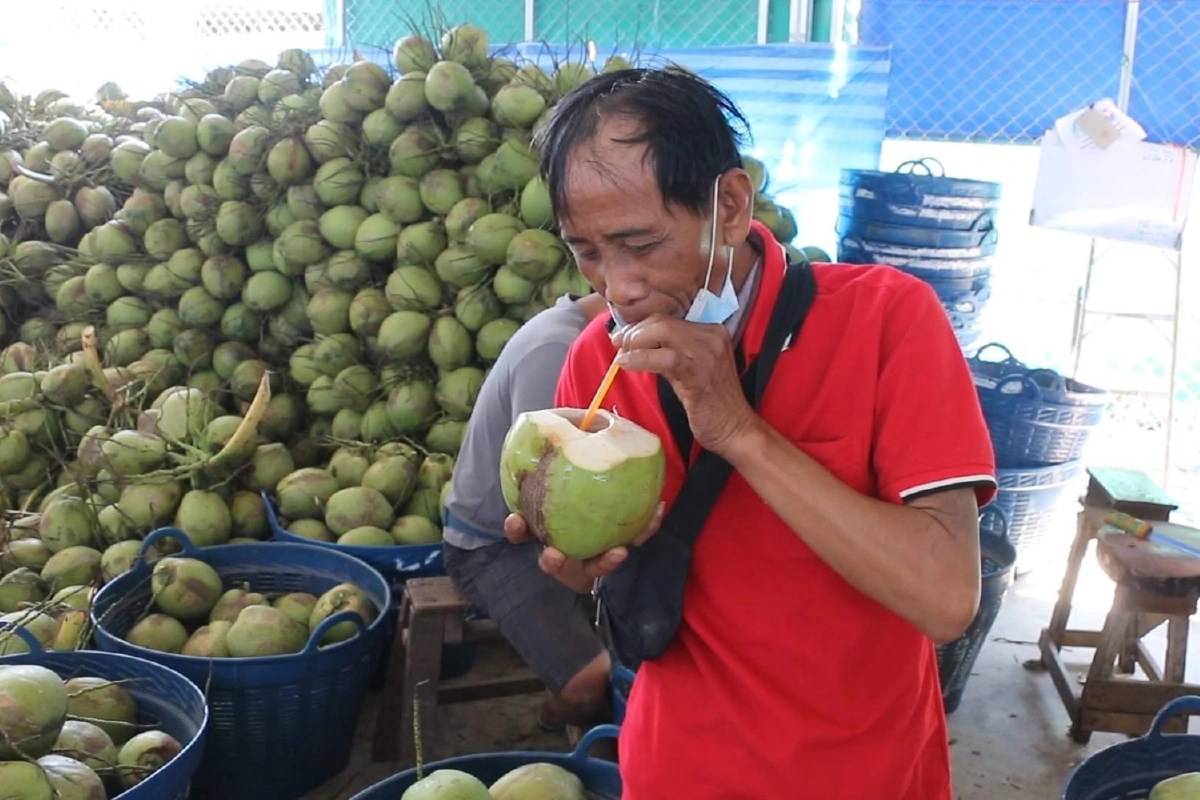 หวังเพิ่มแรงสะกิด! หนุ่มขอนแก่นแห่ซื้อน้ำมะพร้าวดื่ม