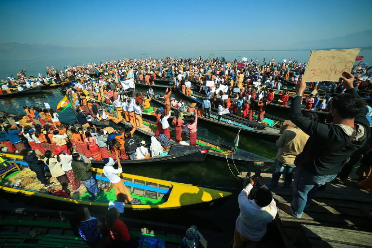 สีสันม็อบเมียนมาประท้วงกลางทะเสสาบ-กินหมูกระทะหน้าสถานทูตจีน