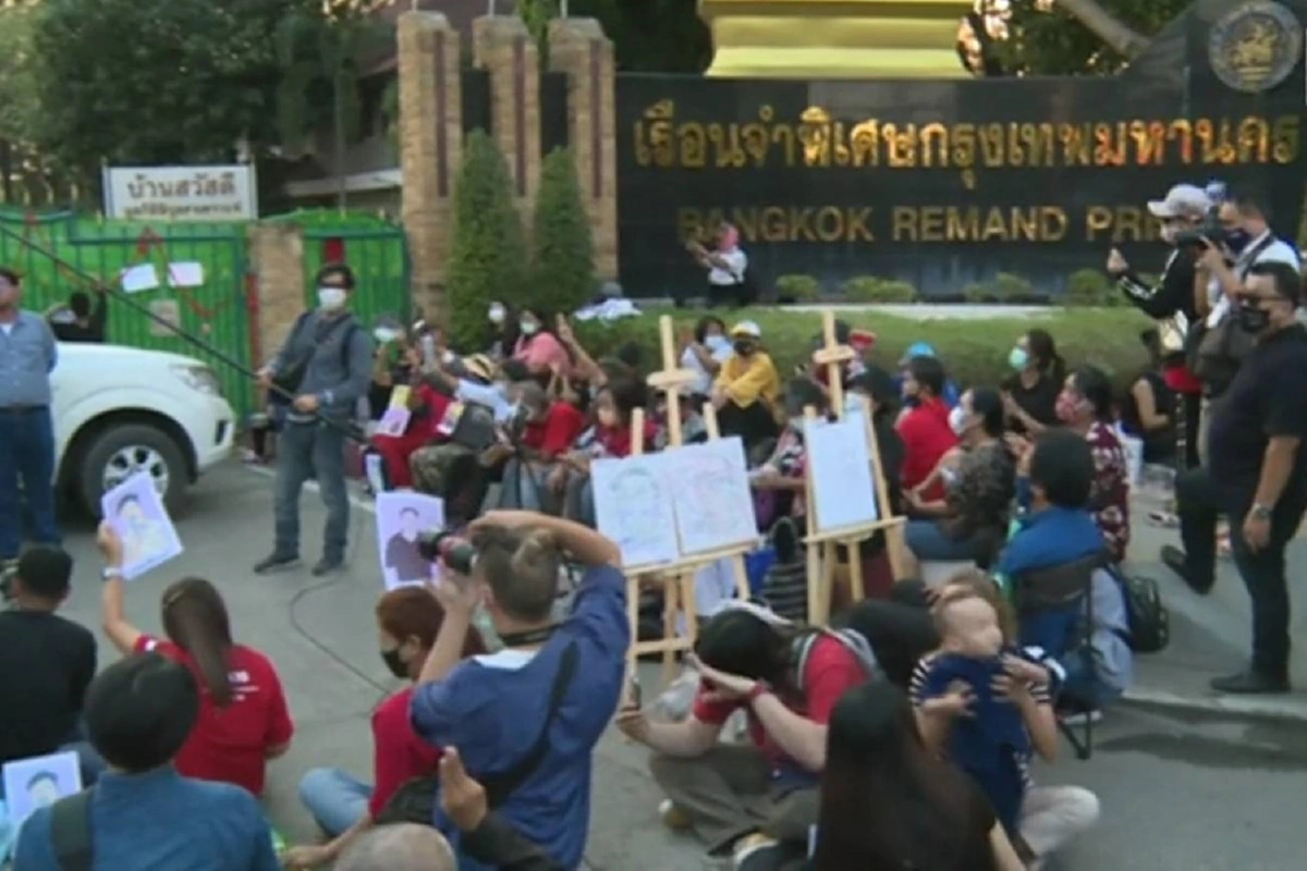 “เครือข่ายคนรุ่นใหม่นนทบุรี” จัดม็อบหน้าเรือนจำหวังกดดันปล่อย 4 แกนนำ