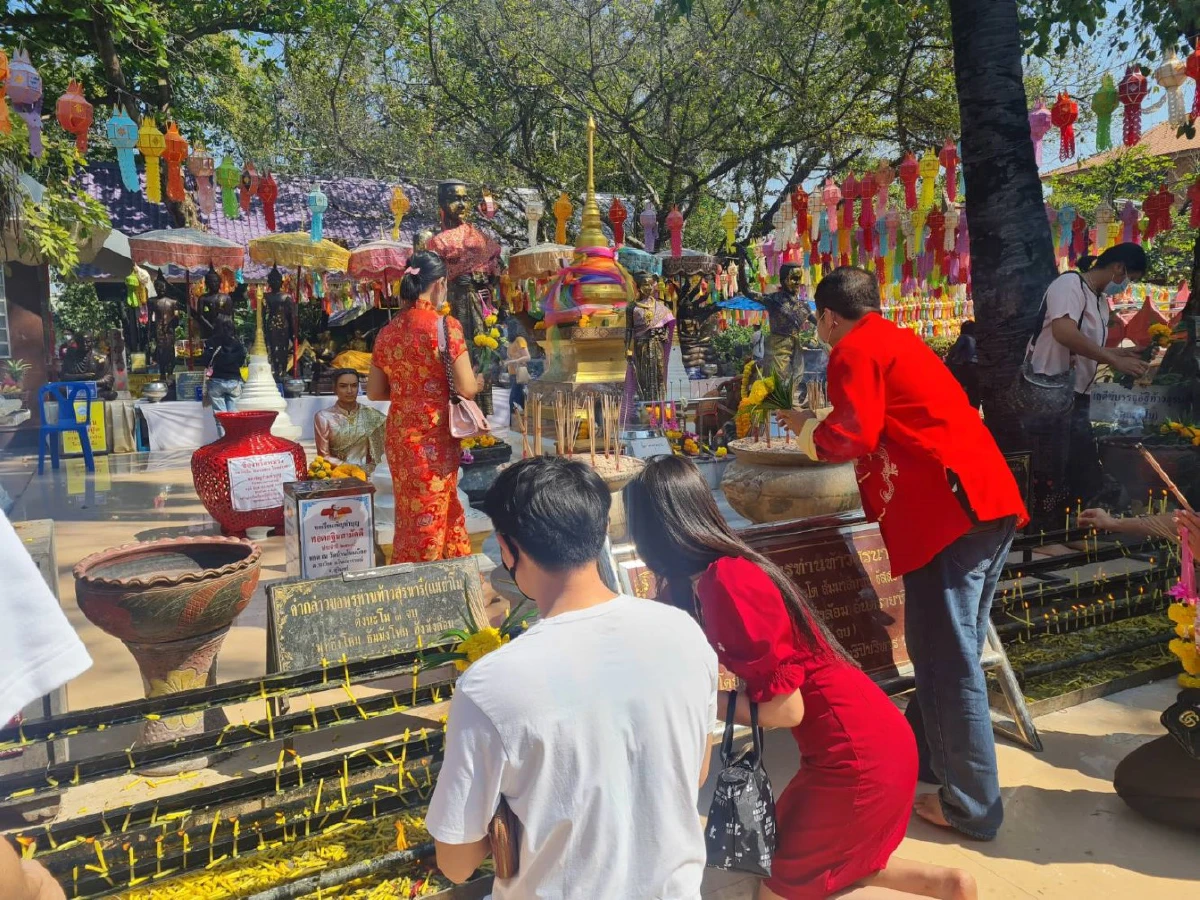 ตรุษจีนโคราชประชาชนแห่ทำบุญแน่นวัดดัง