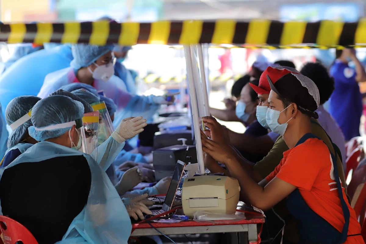 ปทุมฯลุยตรวจเชิงรุกค้นหาเชื้อโควิด ทำความเข้าใจผู้ค้าค้านคำสั่งปิด2ตลาด 