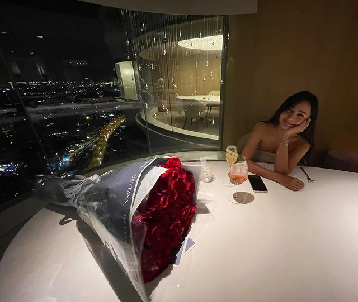 สุดโรแมนติก! กระแต-หลุยส์ ดินเนอร์หวานชมวิวบนตึกสูง ฉลองครบรอบ 10 ปี