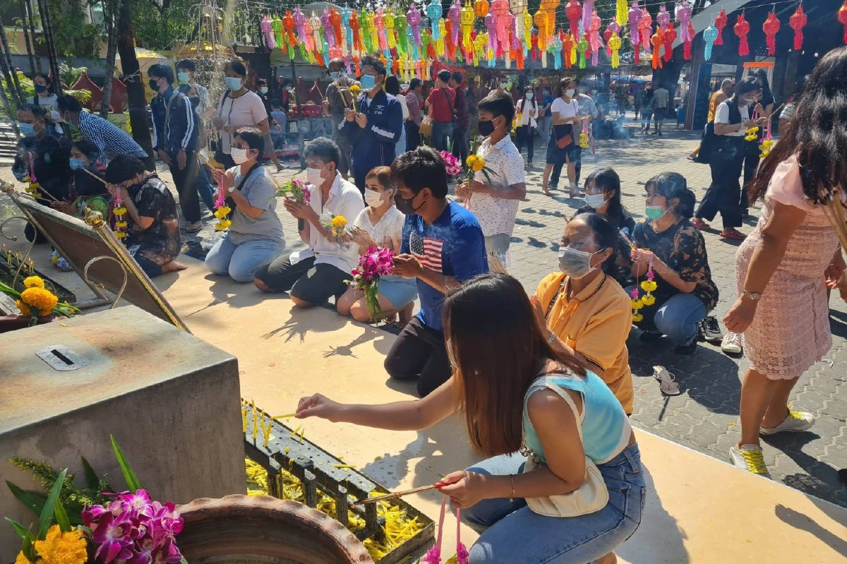 ตรุษจีนโคราชประชาชนแห่ทำบุญแน่นวัดดัง